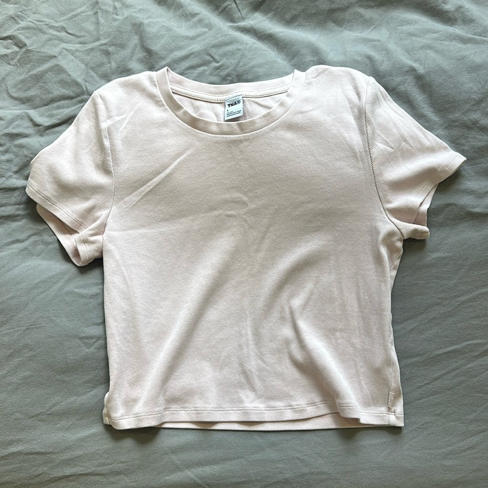 Aritzia TNA Light Pink Ribbed T Shirt